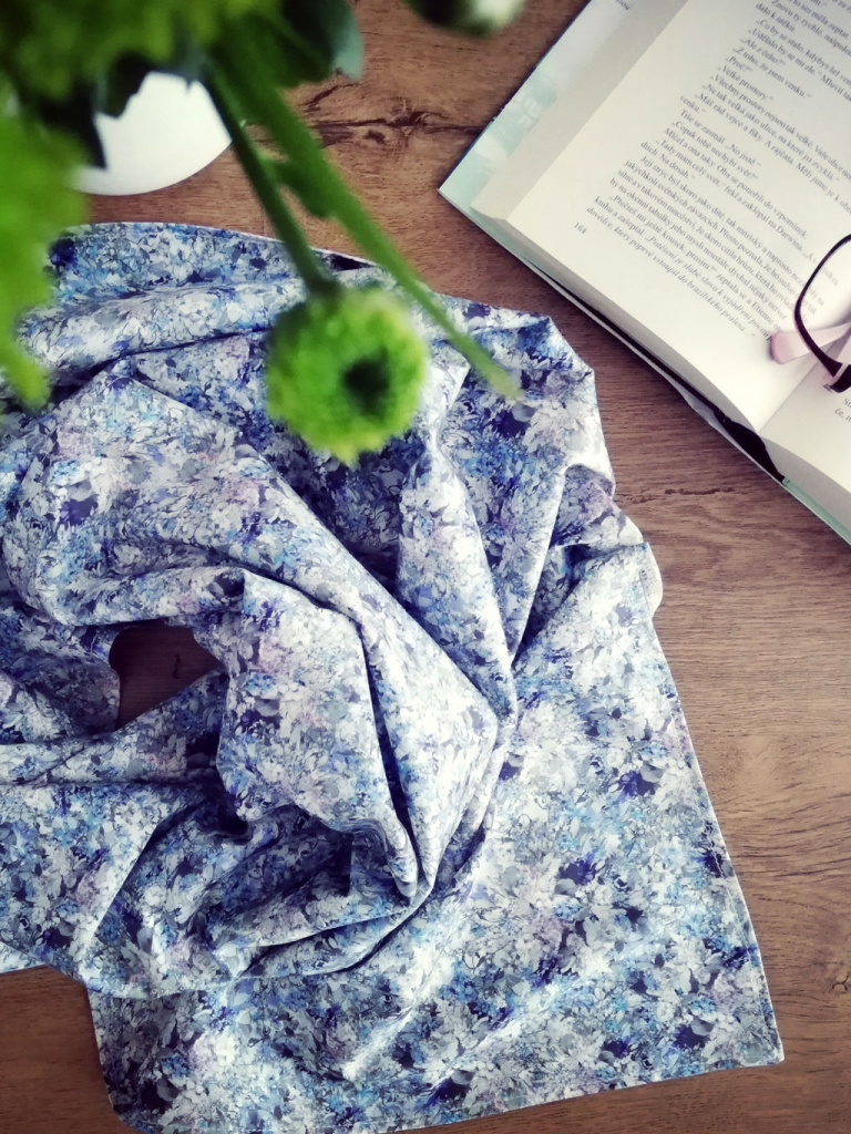 Česká autorská móda - Saténový šátek z umělého hedvábí v designu lučních květů
