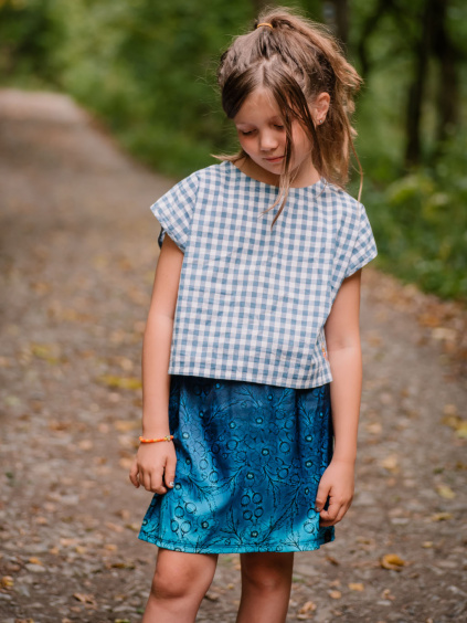 Dívčí saténová sukně v autorském designu Máky v královské modré (3)