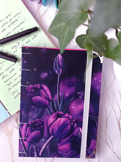 Ručně vázaný zápisník s barevnými listy Tajemné tulipány (5)