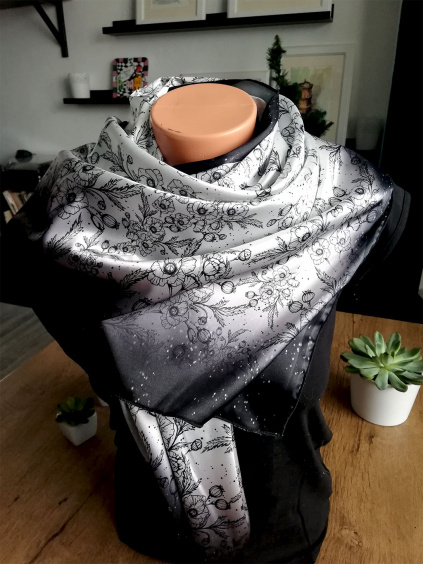 Ceska autorska moda - Saténová šála z umělého hedvábí v designu vlčích máků černobílé
