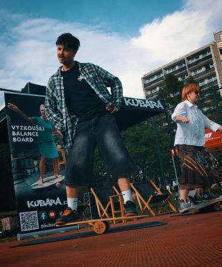 Strach je na balance boardu tím největším soupeřem. Kdo se ale odváží, ten se na něm naučí jezdit. První pokusy bývají...