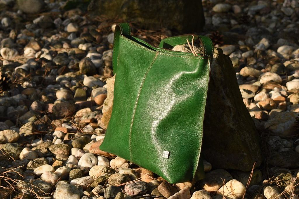 Podzimní barvy 2025: Jak sladit kožené doplňky