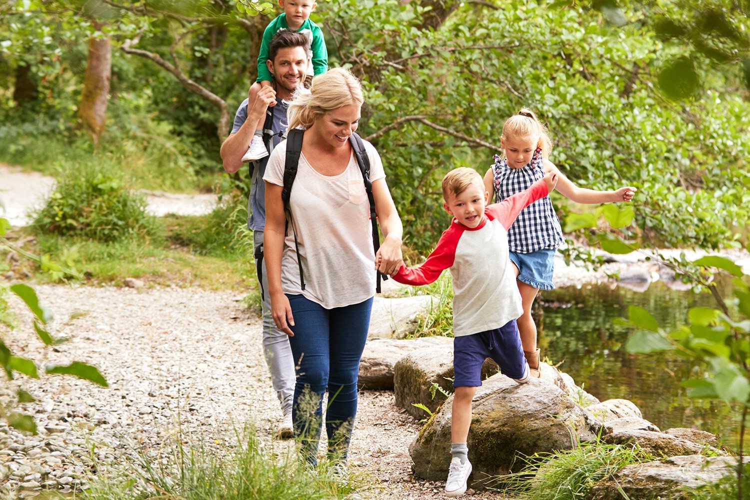 Cestování s malými dětmi – praktické tipy na výběr koženého zavazadla pro maminky a tatínky