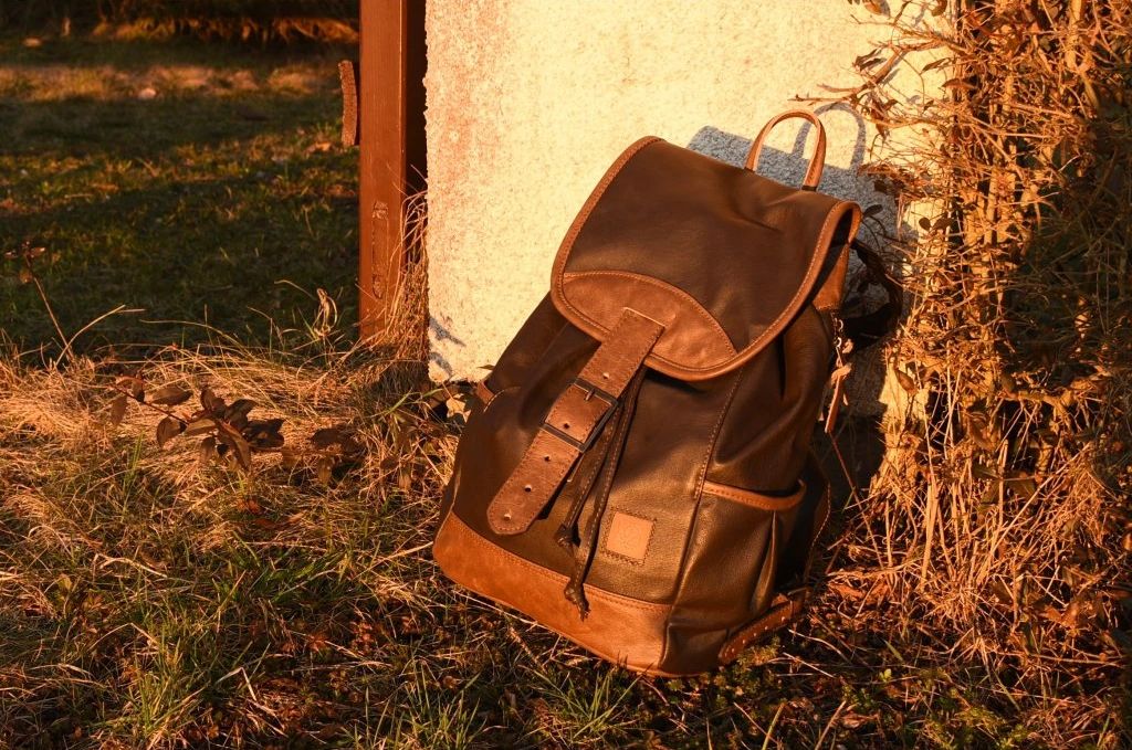 Kožené batohy na léto: stylové a praktické řešení