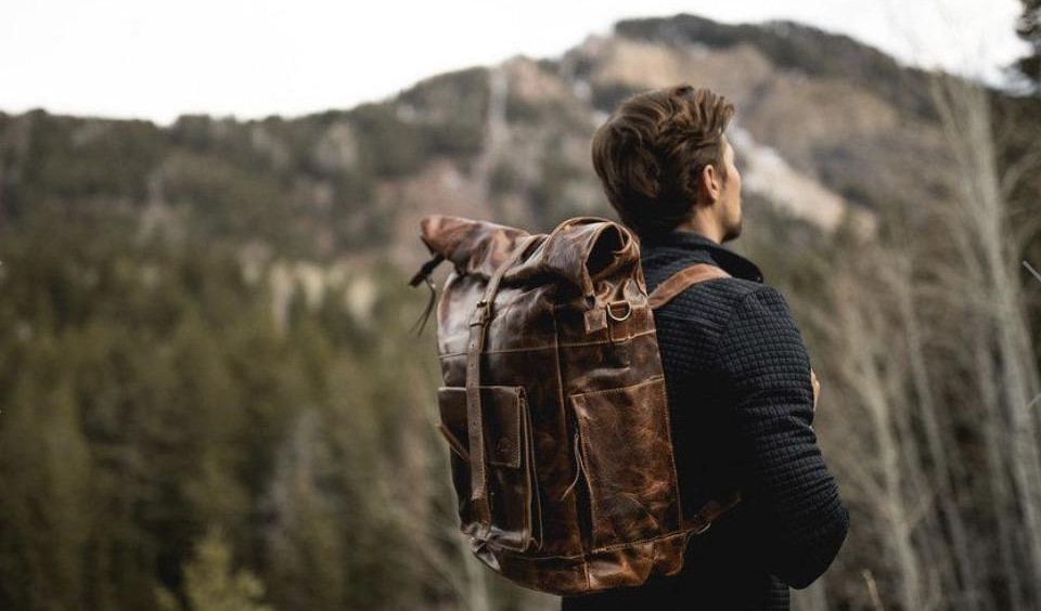 Letní manuál kožených doplňků pro muže na cestování