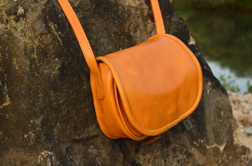 Minimalismus a kvalitní kožené doplňky na podzim