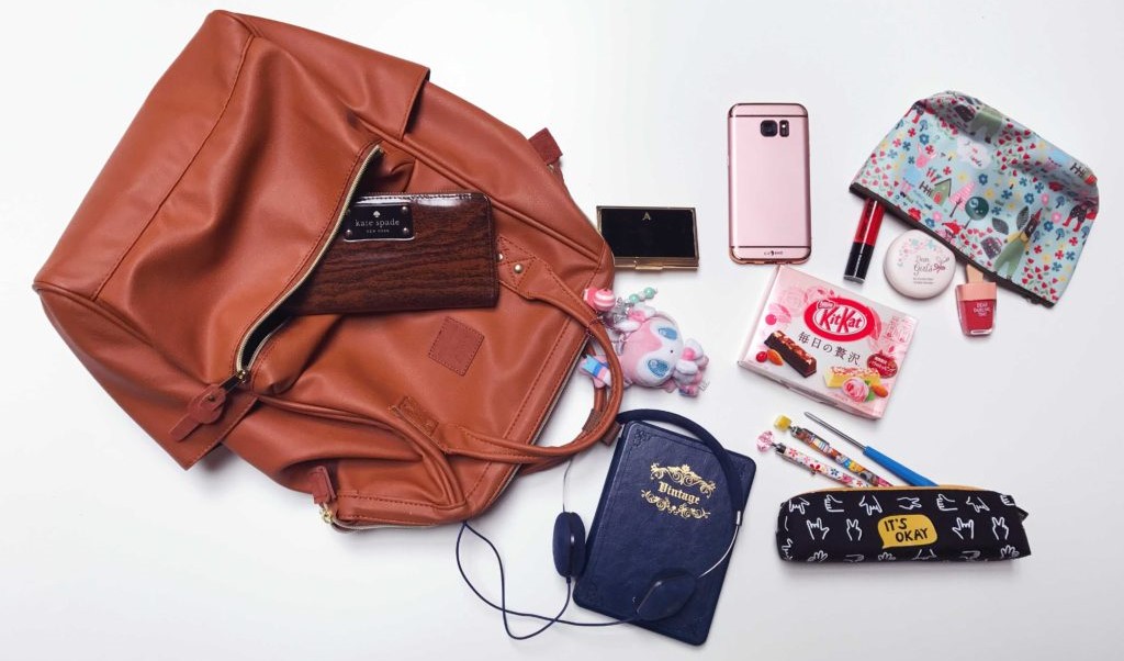 Muži versus ženy, aneb co se ukrývá v dámských a pánských taškách a kabelkách