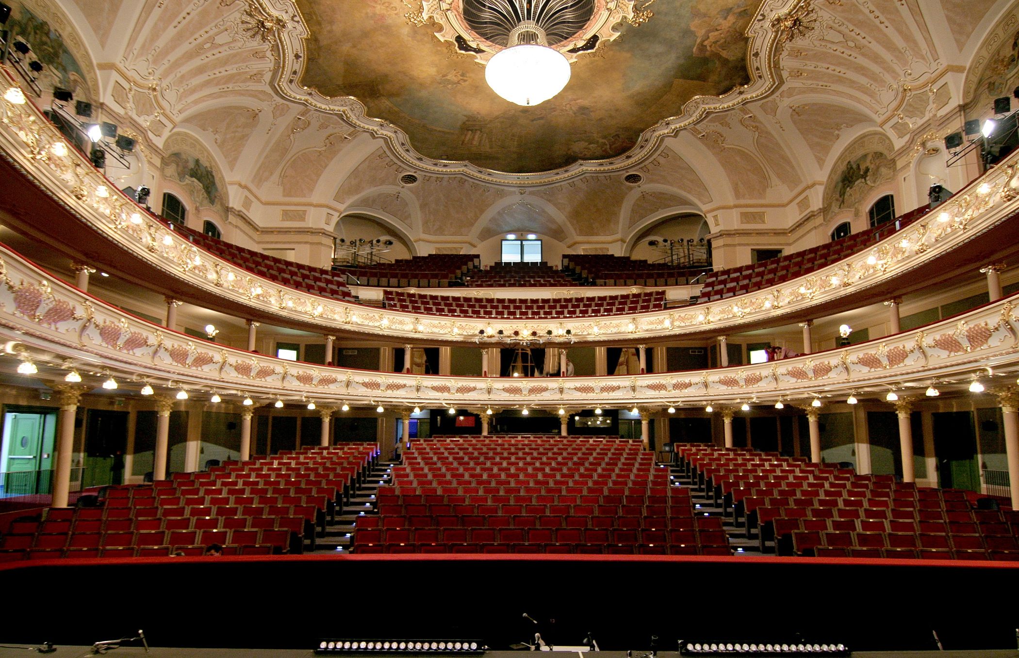 Sezóna společenských večírků začíná, víte, jakou kabelku zvolit?