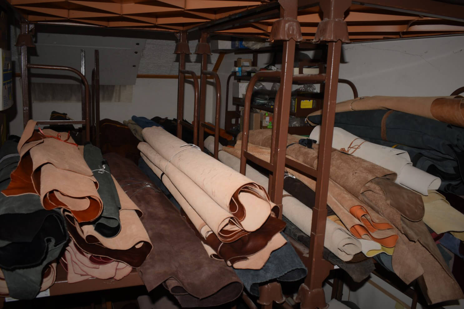 Jaké druhy kůží se používají při výrobě koženého zboží?