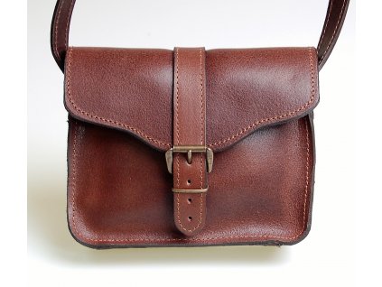 menší hnědá kožená kabelka dámská crossbody český výrobek Kubát 10732 (2)