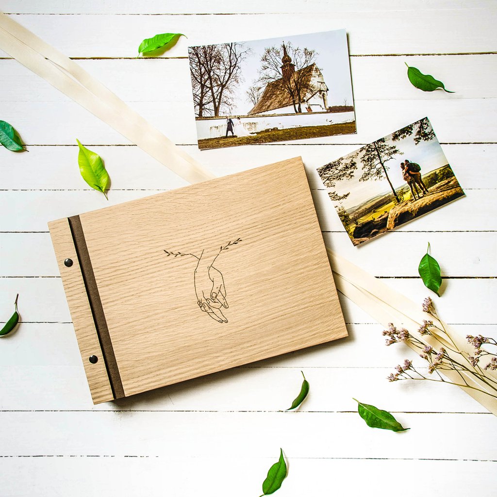 Drevený fotoalbum Za ruky produktova fotka pekna