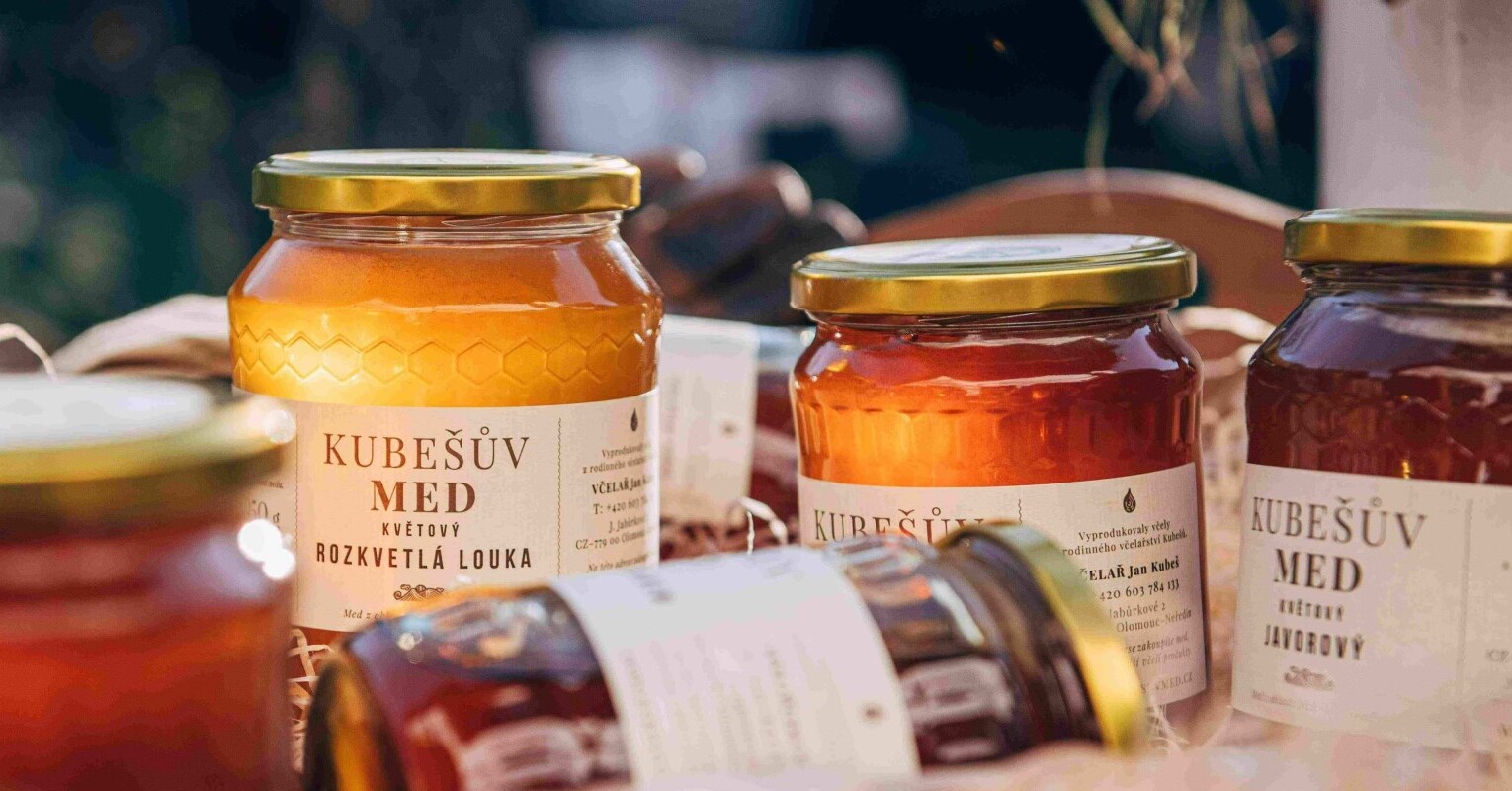Jak vybrat dobroty od včelaře? Med jako dárek nikdy nezklame!