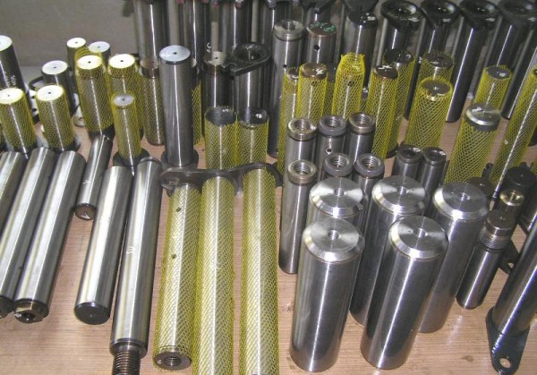 Jak správně mazat čepy a pouzdra u bagru: Intervaly, nejlepší tuky a tipy na prodloužení životnosti