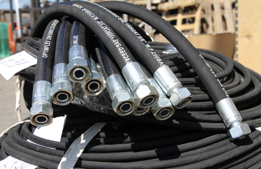 Výměna hydraulické hadice na rameni bagru CAT 428: Postup, utahovací momenty a časté chyby