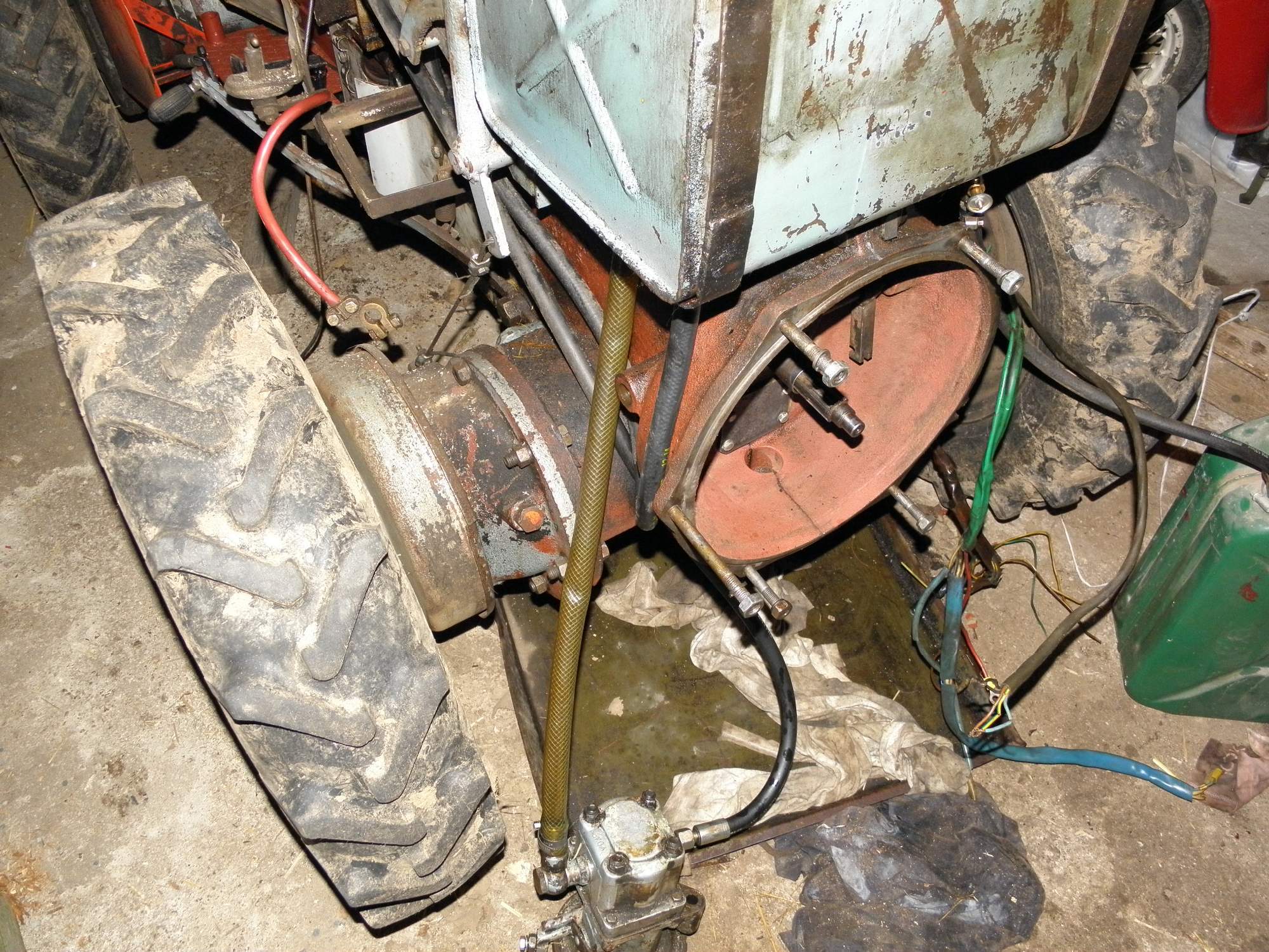 TZ4K-14 – Uniká olej z nápravy nebo motoru? Nejčastější příčiny a oprava