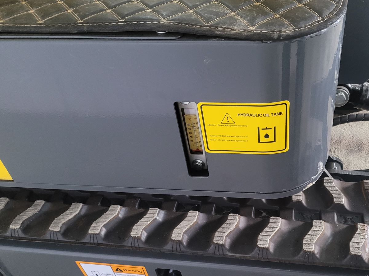 Jak poznat a vyřešit únik hydraulického oleje u bagru CAT, JCB, Komatsu: Příčiny, diagnostika a tipy na opravu