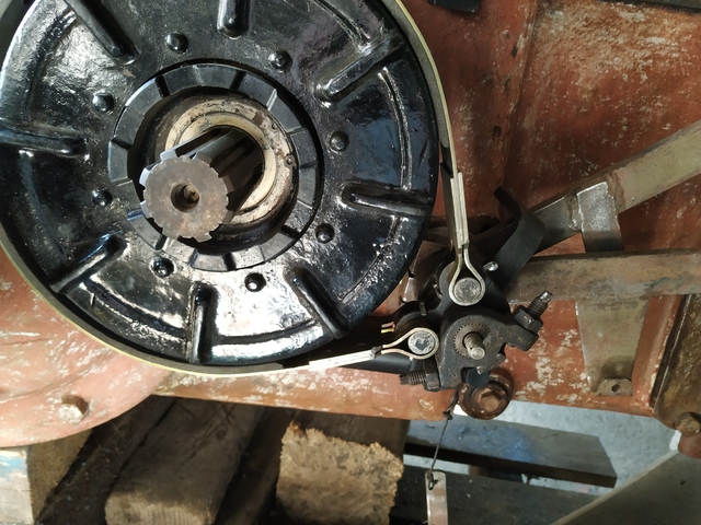 Jak opravit brzdy na Zetoru Super 50, když špatně brzdí nebo se zasekávají