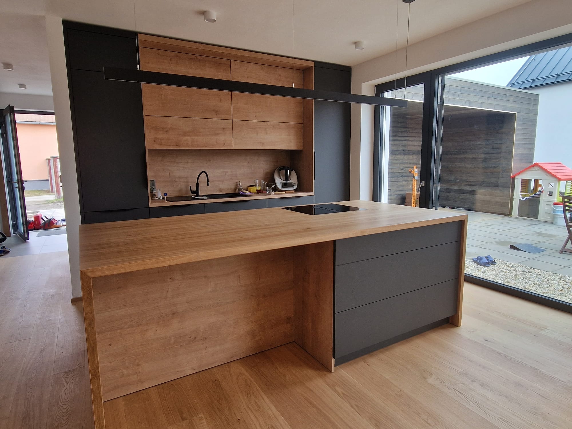 21.kuchynsky-ostruvek-grafit-a-drevo-moderni-design