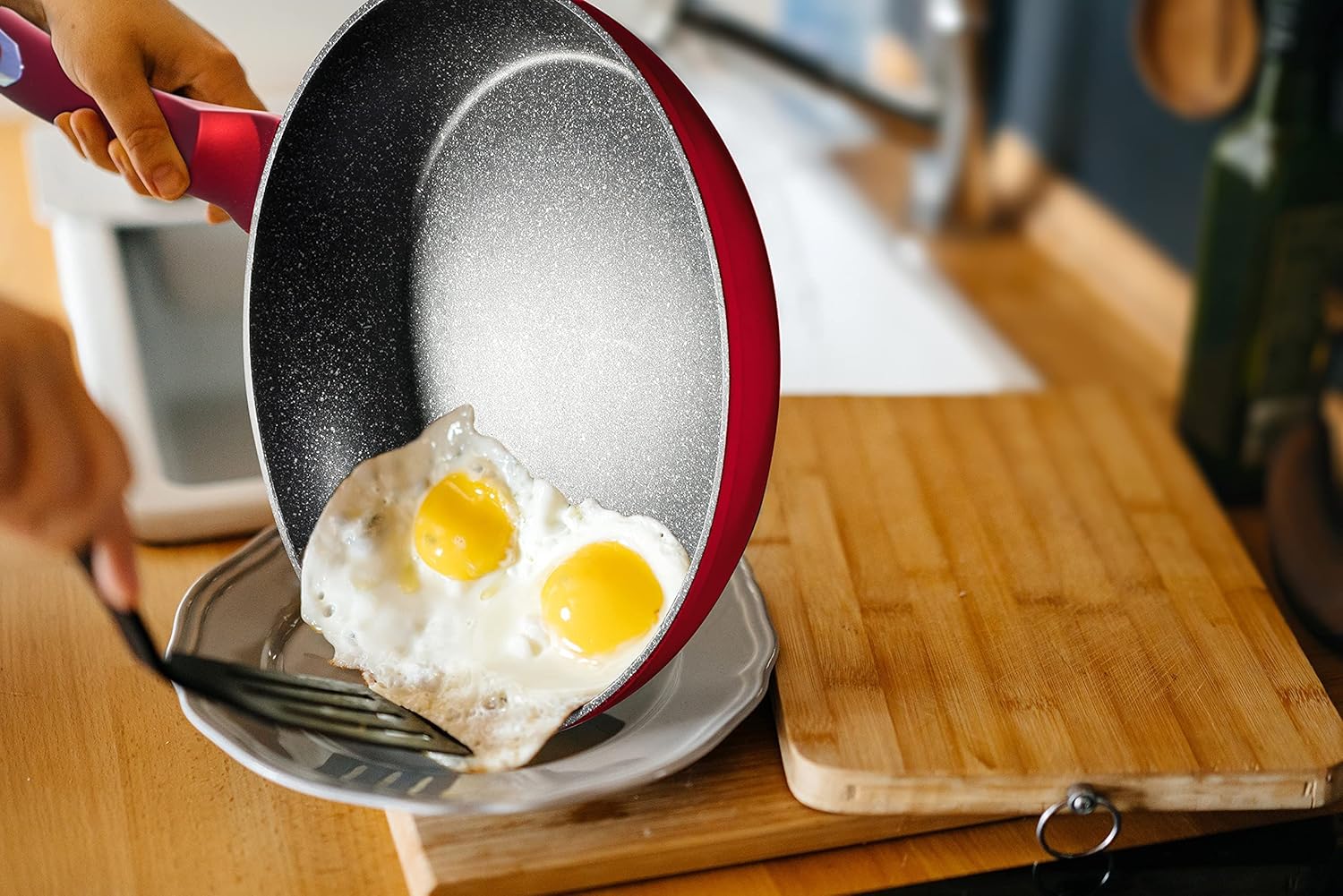 Nepriľnavý povrch: Ako si vybrať panvicu alebo hrniec, ktorý vás nesklame? 🍳
