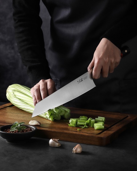 Recenze nožů japonského nože Kanetsune Petty KC-707 a XIN Cutlery Chef knife 304Cu Red 210 mm XC102