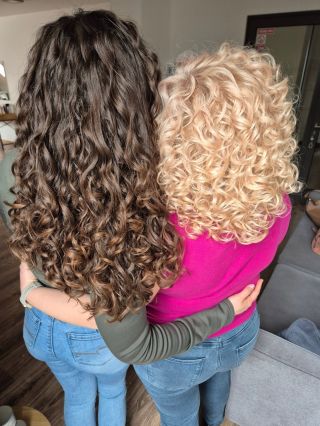 Jaaaj takéto fajnové dni v salóne sú najviac. 🥰 Premeny ako vždy lesklé a definované, veľa sme sa nasmiali a nakoniec ešte...