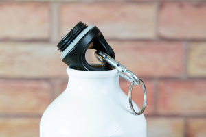  Lehká hliníková láhev 750 ml s vlastním originálním potiskem. Sublimační technologie zaručuje živé barvy. Ideální na cesty, výlety i jako osobní dárek. Detail uzávěru. (2)
