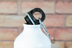  Lehká hliníková láhev 750 ml s vlastním originálním potiskem. Sublimační technologie zaručuje živé barvy. Ideální na cesty, výlety i jako osobní dárek. Detail uzávěru. (3)