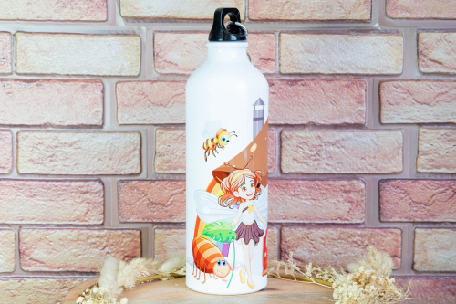  Praktická a stylová turistická láhev s originálním potiskem KudrnkaART! Tato extra lehká hliníková láhev o objemu 750 ml je ideálním společníkem na výlety, do práce, školy i na sport. Díky sublimační technologii potisku vynikne každý motiv v živých barvách (3)