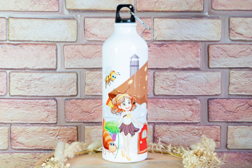  Praktická a stylová turistická láhev s originálním potiskem KudrnkaART! Tato extra lehká hliníková láhev o objemu 750 ml je ideálním společníkem na výlety, do práce, školy i na sport. Díky sublimační technologii potisku vynikne každý motiv v živých barvách