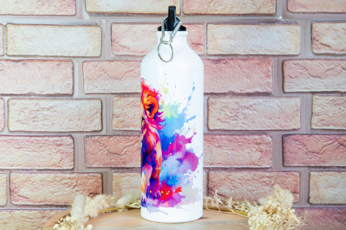  Praktická a stylová turistická láhev s originálním potiskem KudrnkaART! Tato extra lehká hliníková láhev o objemu 750 ml je ideálním společníkem na výlety, do práce, školy i na sport. Díky sublimační technologii potisku vynikne každý motiv v živých barvách (2)