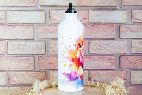  Praktická a stylová turistická láhev s originálním potiskem KudrnkaART! Tato extra lehká hliníková láhev o objemu 750 ml je ideálním společníkem na výlety, do práce, školy i na sport. Díky sublimační technologii potisku vynikne každý motiv v živých barvách (3)