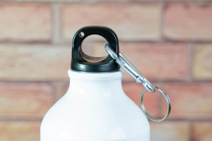  Lehká hliníková láhev 750 ml s vlastním originálním potiskem. Sublimační technologie zaručuje živé barvy. Ideální na cesty, výlety i jako osobní dárek. Detail uzávěru.