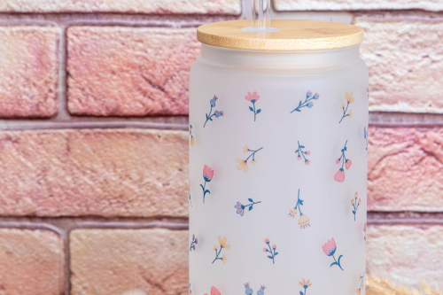 Matná frosted sklenice s autorským motivem drobných květin od Kudrnka.art přinese kousek přírody a elegance na váš stůl. Kompletní set s bambusovým víčkem a skleněným brčkem (2)