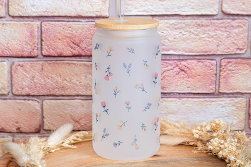 Matná frosted sklenice s autorským motivem drobných květin od Kudrnka.art přinese kousek přírody a elegance na váš stůl. Kompletní set s bambusovým víčkem a skleněným brčkem (3)