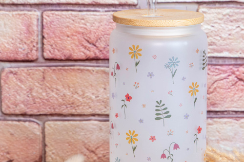 Matná frosted sklenice s autorským motivem drobných květin a lístků od Kudrnka.art přinese kousek přírody a elegance na váš stůl. Kompletní set s bambusovým víčkem a skleněným brčkem (2)