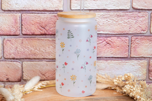 Matná frosted sklenice s autorským motivem drobných květin a lístků od Kudrnka.art přinese kousek přírody a elegance na váš stůl. Kompletní set s bambusovým víčkem a skleněným brčkem (3)