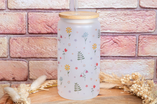 Matná frosted sklenice s autorským motivem drobných květin a lístků od Kudrnka.art přinese kousek přírody a elegance na váš stůl. Kompletní set s bambusovým víčkem a skleněným brčkem