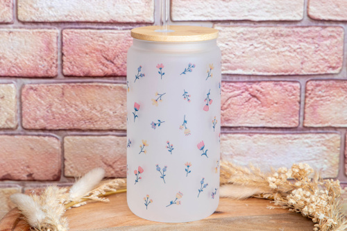 Matná frosted sklenice s autorským motivem drobných květin od Kudrnka.art přinese kousek přírody a elegance na váš stůl. Kompletní set s bambusovým víčkem a skleněným brčkem