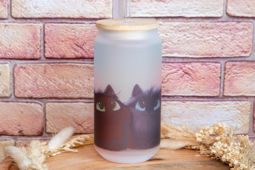 To pravé kočičí potěšení pro vaše rituály. Matná frosted sklenice s originálním autorským motivem roztomilých kreslených koček od Kudrnka.art vás okamžitě naladí na vlnu pohody