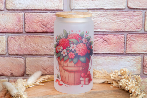 Matná frosted sklenice s autorským motivem květin od Kudrnka.art přinese kousek přírody a elegance na váš stůl
