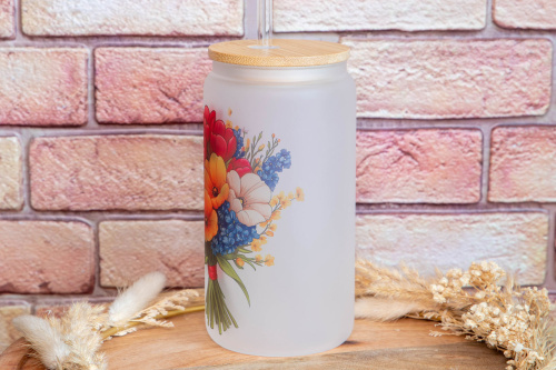 Matná frosted sklenice s autorským motivem kytice od Kudrnka.art přinese kousek přírody a elegance na váš stůl. Kompletní set s bambusovým víčkem a skleněným brčkem (2)