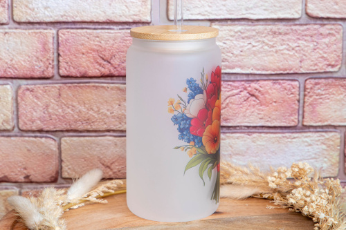 Matná frosted sklenice s autorským motivem kytice od Kudrnka.art přinese kousek přírody a elegance na váš stůl. Kompletní set s bambusovým víčkem a skleněným brčkem (3)