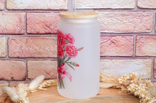 Matná frosted sklenice s autorským motivem květin od Kudrnka.art přinese kousek přírody a elegance na váš stůl. Kompletní set s bambusovým víčkem a skleněným brčkem (2)