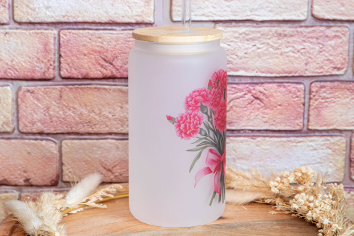 Matná frosted sklenice s autorským motivem květin od Kudrnka.art přinese kousek přírody a elegance na váš stůl. Kompletní set s bambusovým víčkem a skleněným brčkem (3)