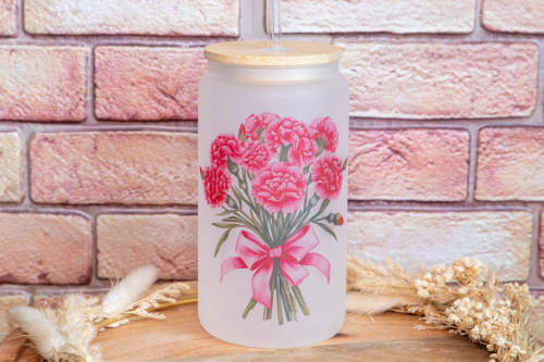 Matná frosted sklenice s autorským motivem květin od Kudrnka.art přinese kousek přírody a elegance na váš stůl. Kompletní set s bambusovým víčkem a skleněným brčkem