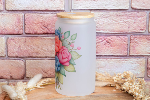 Matná frosted sklenice s autorským motivem květin od Kudrnka.art přinese kousek přírody a elegance na váš stůl. Kompletní set s bambusovým víčkem a skleněným brčkem (2)