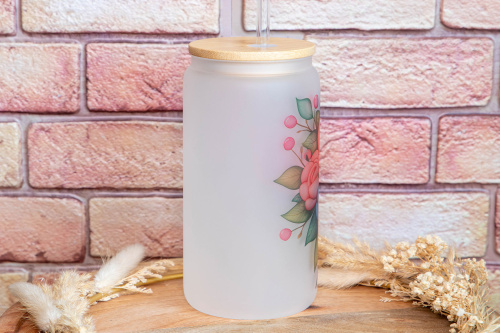 Matná frosted sklenice s autorským motivem květin od Kudrnka.art přinese kousek přírody a elegance na váš stůl. Kompletní set s bambusovým víčkem a skleněným brčkem (3)