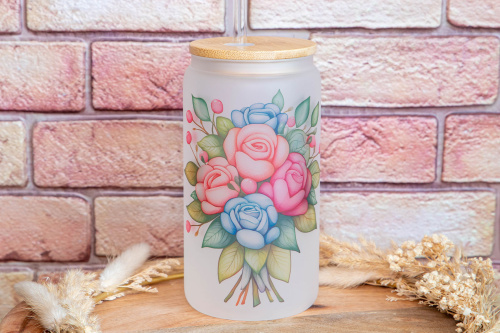 Matná frosted sklenice s autorským motivem květin od Kudrnka.art přinese kousek přírody a elegance na váš stůl. Kompletní set s bambusovým víčkem a skleněným brčkem