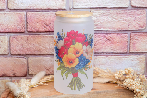 Matná frosted sklenice s autorským motivem kytice od Kudrnka.art přinese kousek přírody a elegance na váš stůl. Kompletní set s bambusovým víčkem a skleněným brčkem