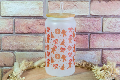  Zpříjemněte si den špetkou sváteční atmosféry. Tato frosted sklenice s autorským potiskem Perníčků od KudrnkaART působí hravě, hřejivě a dokonale navodí sváteční náladu (2)